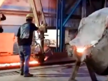 Многофункциональный манипулятор литья перед печью, применимый к литейной промышленности