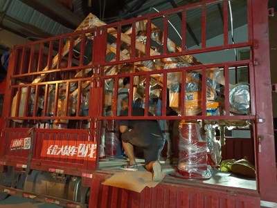 Два манипулятора для заливки загружаются